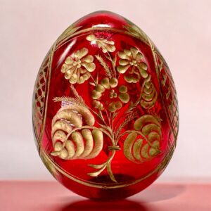 Authentique Œuf Fabergé en cristal taillé rouge avec ornementation dorée, Russie.